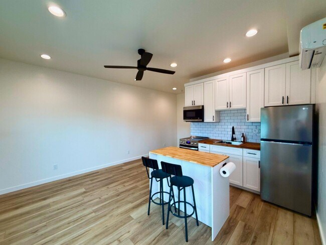 Building Photo - Welcome to your Contemporary Casita in the heart of Point Loma!