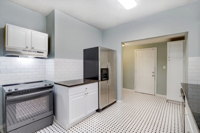 Building Photo - Single family house - within walking dista...