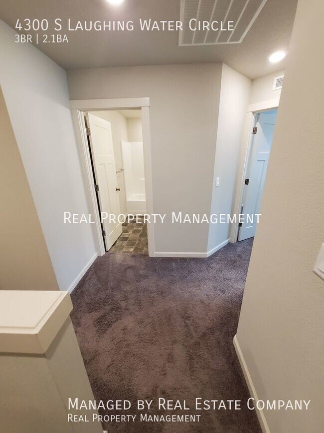 Building Photo - Modern Ridgefield Townhome with Two Car Ga...
