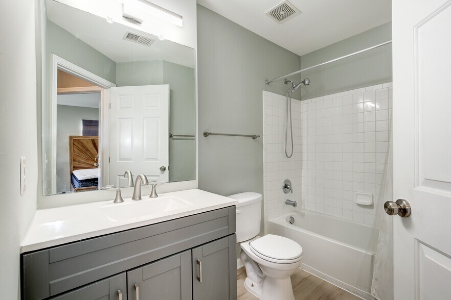 (Bedroom 3) private bathroom/secured - 4113 Windflower Way