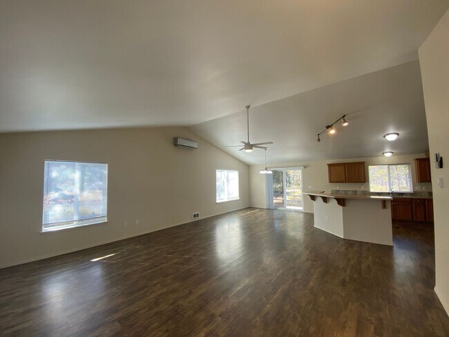 Building Photo - Quiet setting in La Pine!