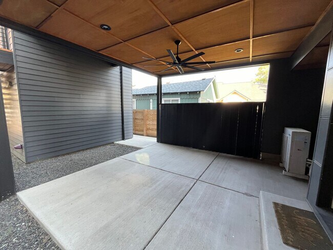 Building Photo - Modern 2 Bed, 2 Bath Just West of Century