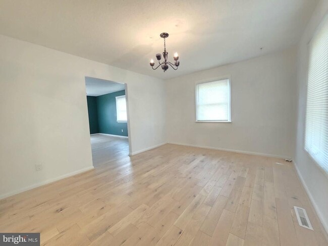Building Photo - 8241 Robin Hood Dr