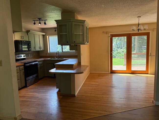 Building Photo - Charming Whitefish Home