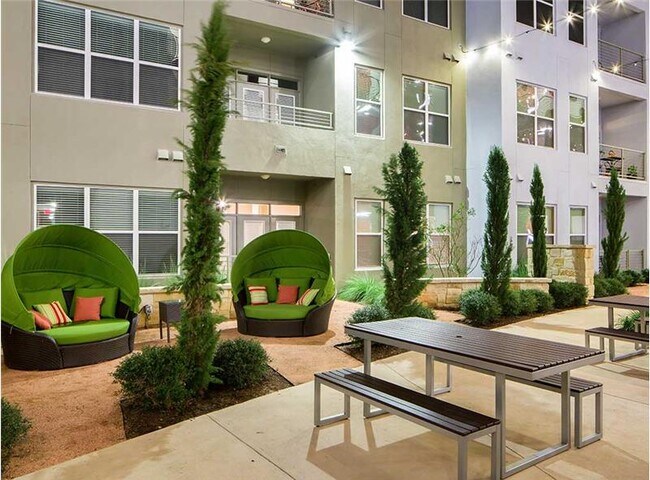 Building Photo - 1902 1/2 Simond Ave