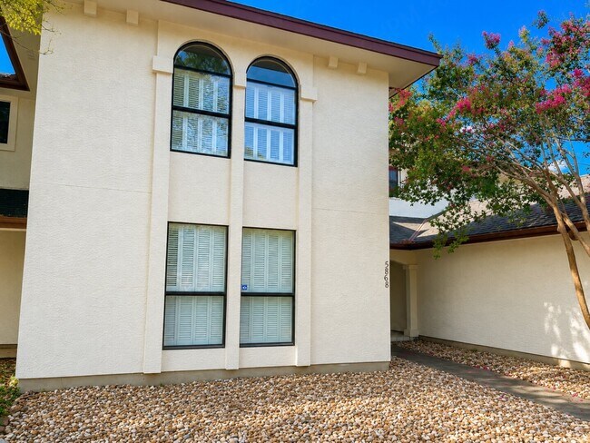 Building Photo - Move-In Special. 1 Month Free Rent with a 12-month lease
