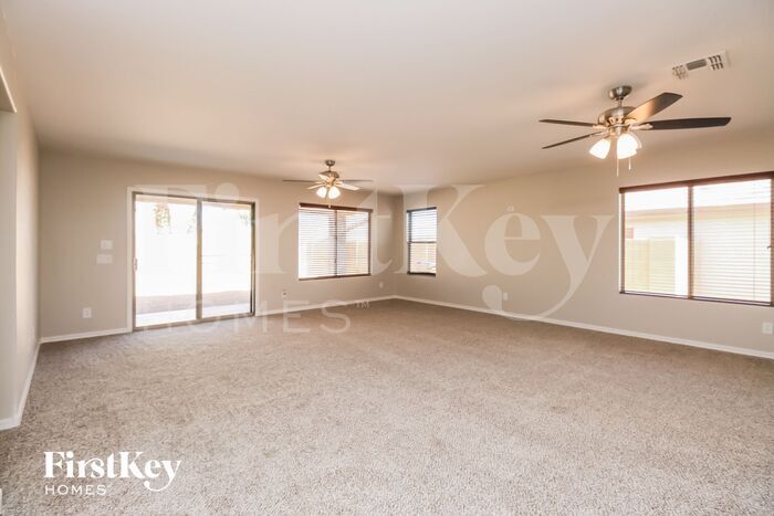 Building Photo - 914 W Desert Canyon Dr