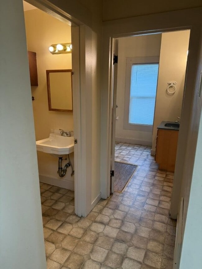 Building Photo - 3 Bedroom 1.5 Bath Downtown Dixon *STAR RENTALS