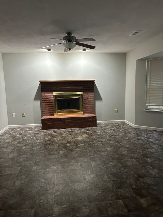 Building Photo - 2324 Greenfield Dr