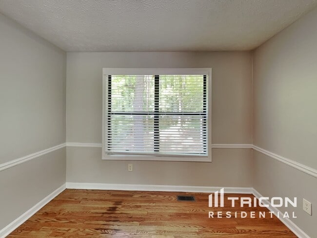 Building Photo - 5070 Ravenwood Dr