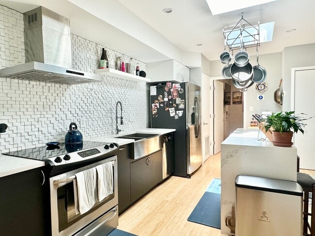 Building Photo - 2 Bedroom with Parking and Pets Welcome!