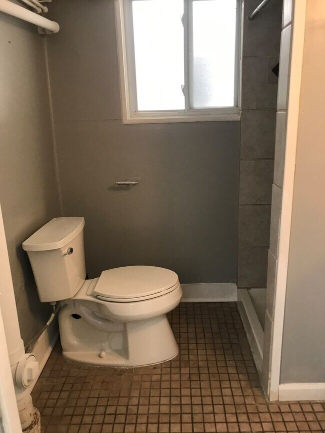 Building Photo - 7 Bedroom 3 Bathroom Unit with Updates! Available May 16th 2026