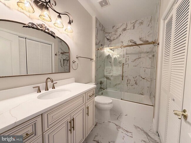 Building Photo - 300 Garden View Square