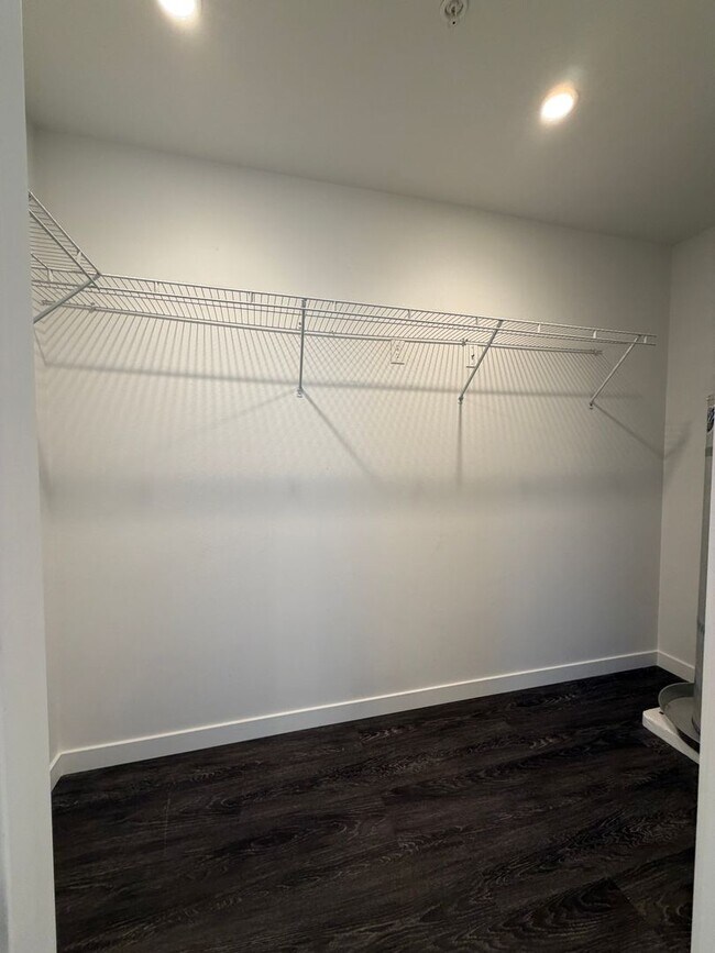 Building Photo - 2001 W 7th Ave