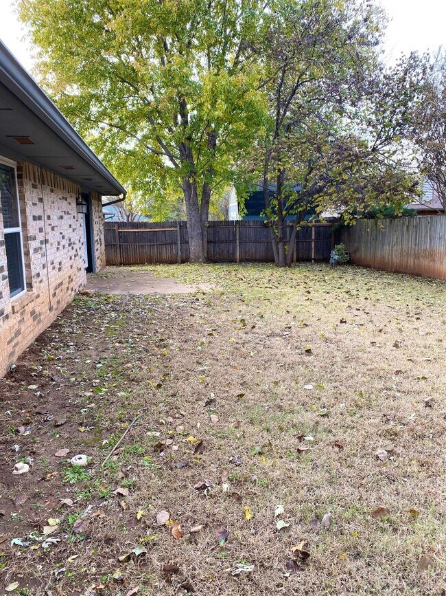 Building Photo - 2805 Summerfield Dr