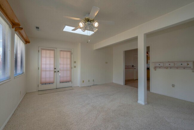 Building Photo - Spacious Stand Alone Home