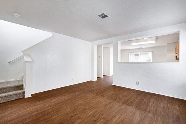 Building Photo - ***MOVE-IN SPECIAL: ONE WEEK FREE***Renova...