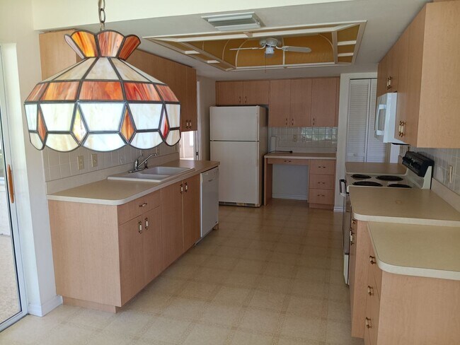 Building Photo - 2 bedroom 2 bathroom Large House for rent ...