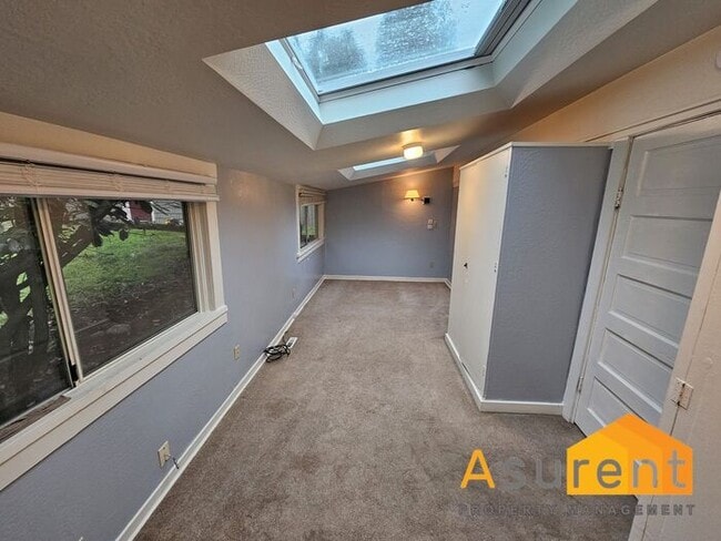 Building Photo - MOVE IN SPECIAL HALF OFF FIRST MONTHS RENT...