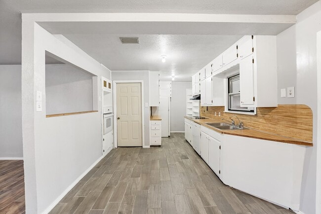 Building Photo - 1401 E 18th St