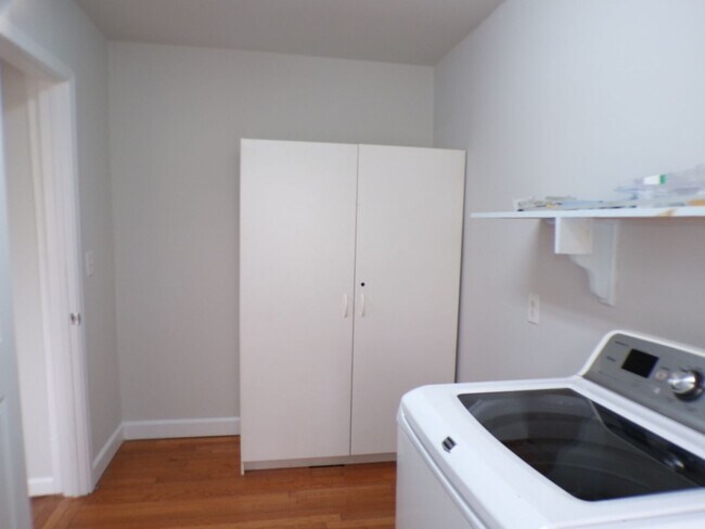 Building Photo - 3 BDRM, 2 BA Rambler w/ Basement - Great l...