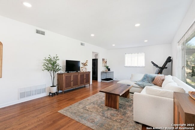 Building Photo - ~~COZY 3BD/2BA HOME! HIGHLANDS HIGH SCHOOL!!~~