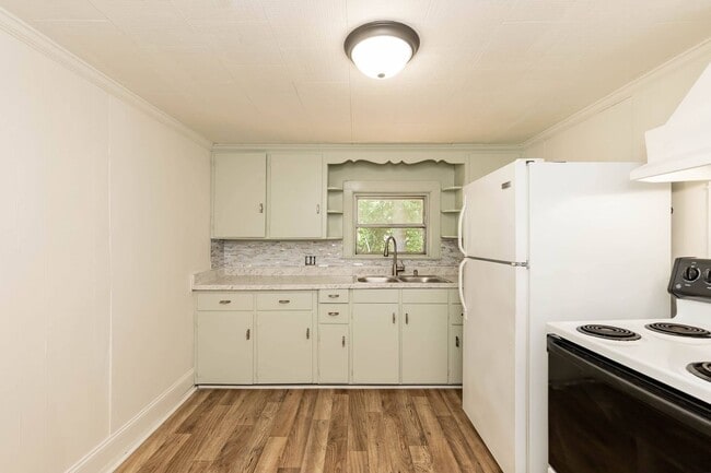 Building Photo - Beautifully Remodeled Three Bedroom Home!