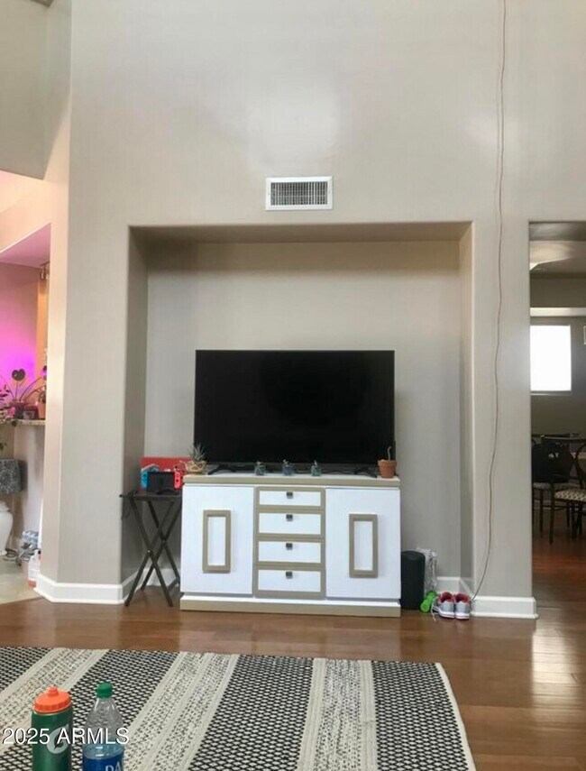 Building Photo - 667 N. Encanto Village Way