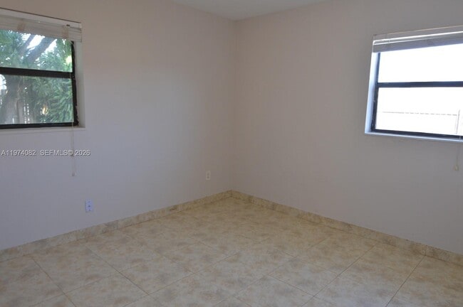 Building Photo - 731 NW 17th Ct