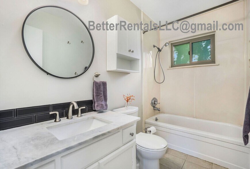 Building Photo - 636 Irish Dr