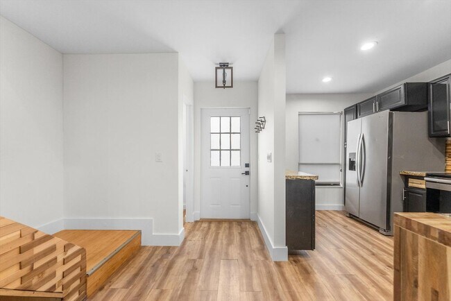 Building Photo - 850 Hill Dr