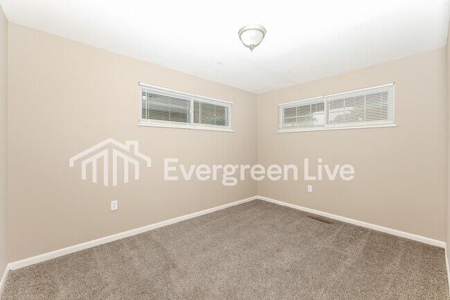 Building Photo - 5619 Shady Oak St