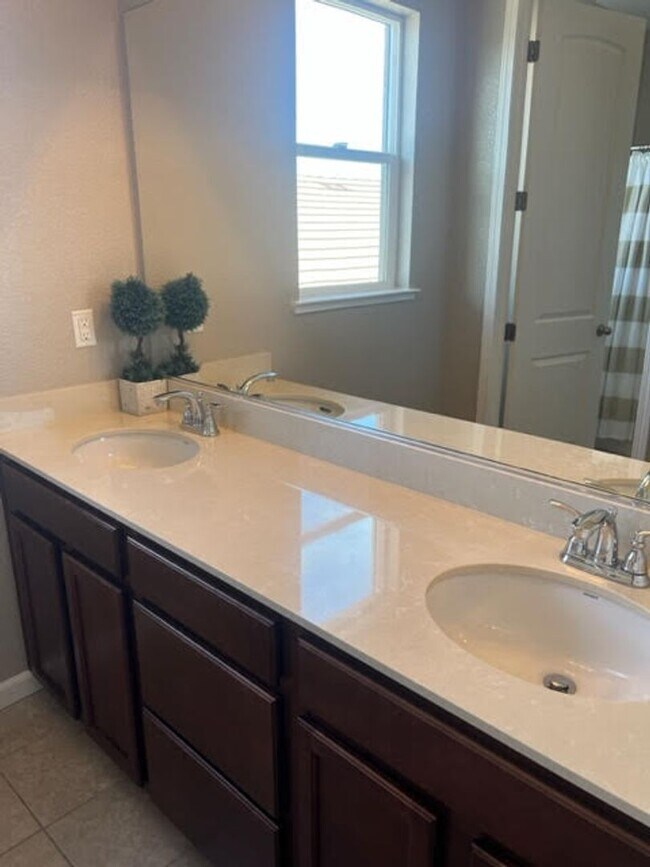 Building Photo - Newer Home within Red Hawk Golf Community!