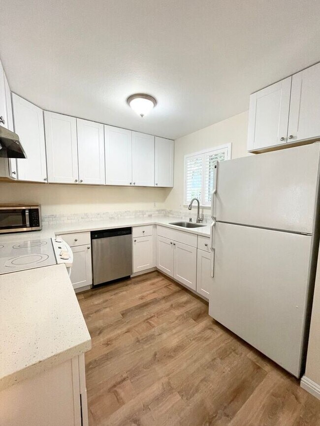 Building Photo - Sweet Remodeled 2 bedroom 1.5 Bath Stand-A...