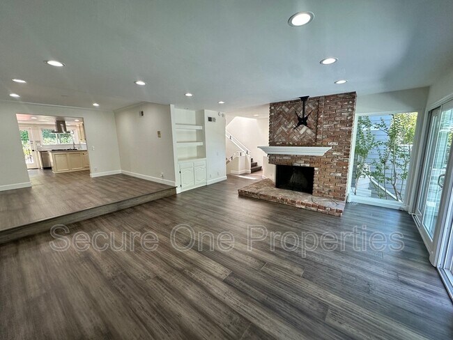 Building Photo - 4671 Club View Dr