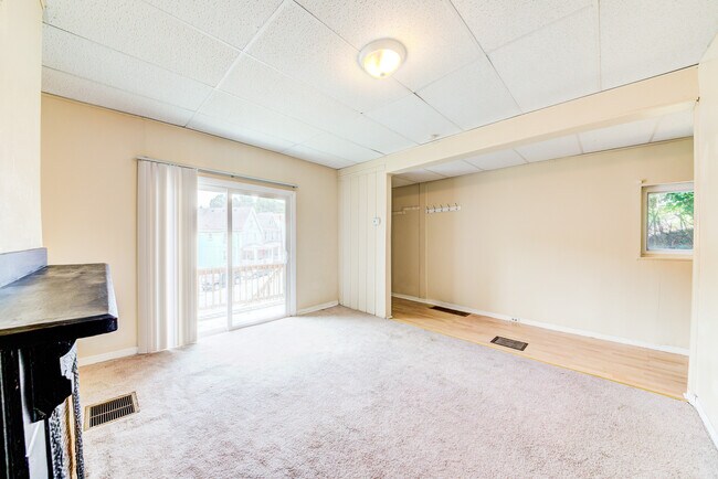 Building Photo - Available August 2024 - 3 Bedroom Home w/ ...