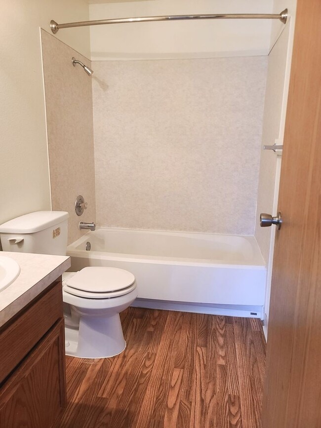 Building Photo - 3 bed 2 bath Single-Level townhome *Afford...