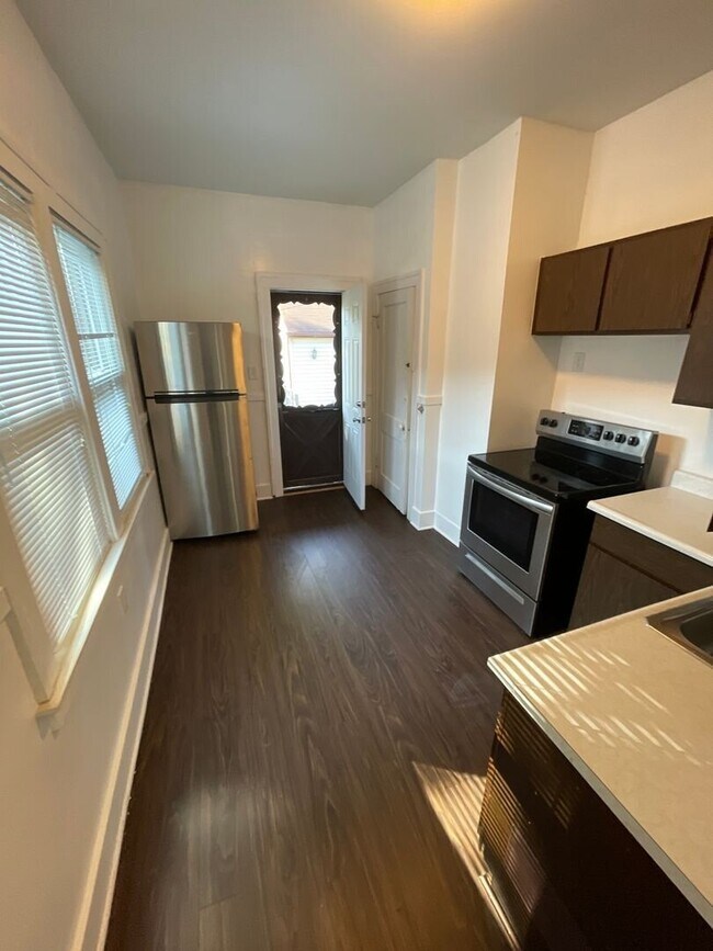Building Photo - 2 Bedroom 1 Bathroom Multi-Family Home in Allen Park- 1st Floor Flat