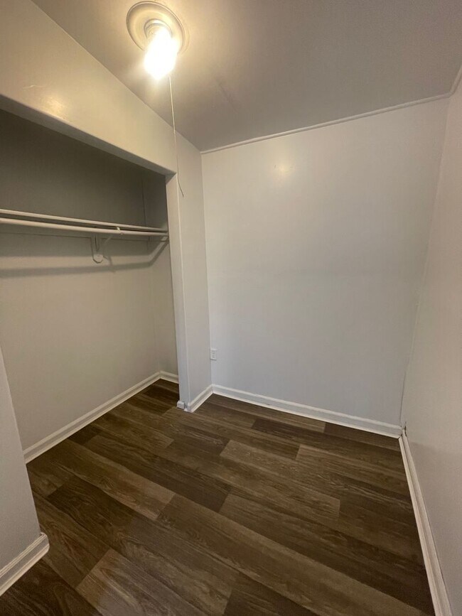 Building Photo - Available Now  LARGE 3 Bedroom 1 bath house