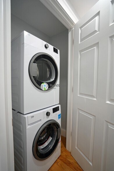 Building Photo - 374 Oxford St