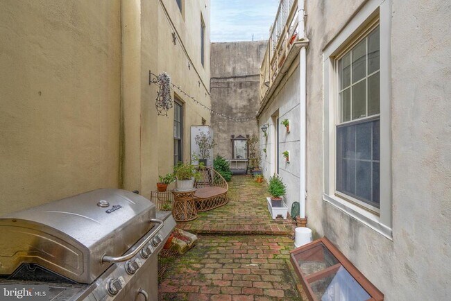 Building Photo - 239 Race St