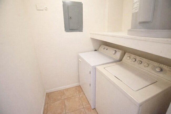 Building Photo - 3962 Roan Ct W