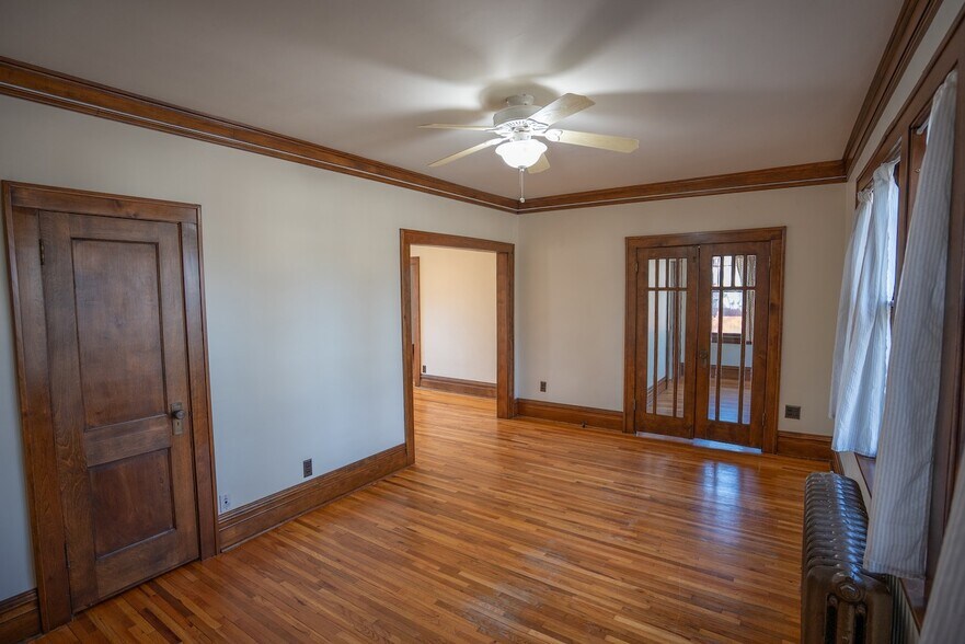 Building Photo - 707 W 44th St