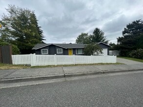 Building Photo - 3bd 2 bth rambler