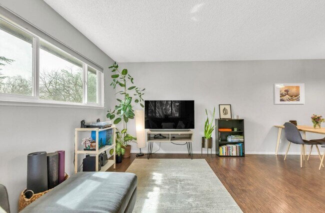 Building Photo - Two bedroom unit in North Davis