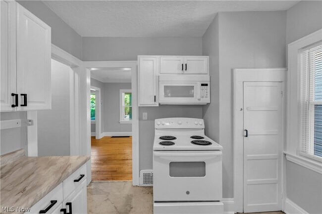 Building Photo - 921 Helmsdale Rd