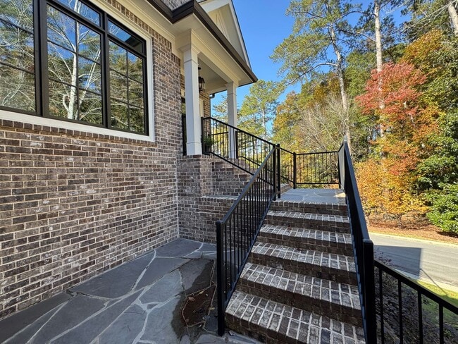 Building Photo - Grandeur Brick 4/3.5 with Bonus Room in Th...