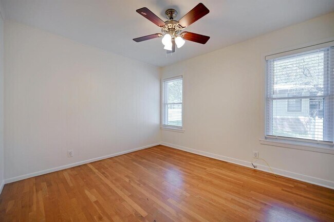 Building Photo - 922 Oak Ln