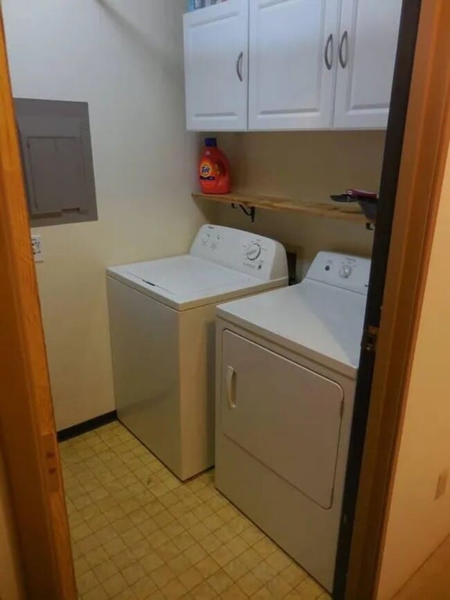 Building Photo - 2 Bedroom, 1 Bath, 1 Car Garage