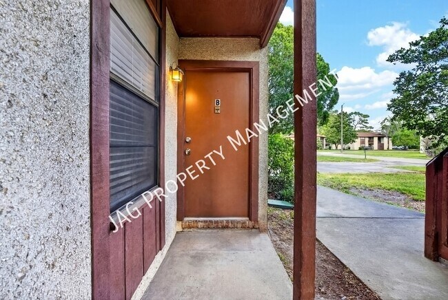 Building Photo - 482 Bentwood Ln